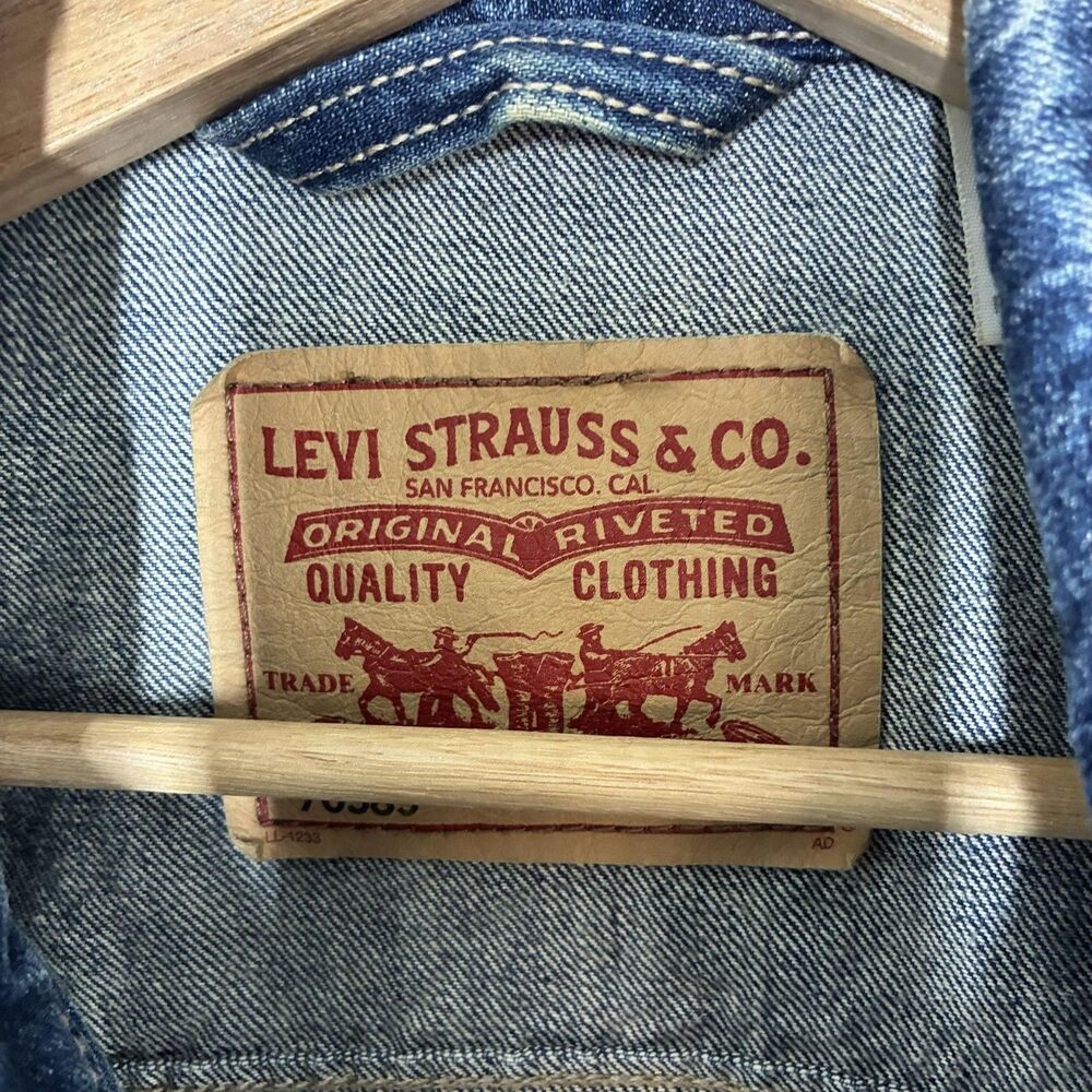 Levi's Jean Jacket Mens Medium Blue Denim Trucker Raw Hem Distressed 70589 - Picture 13 of 16